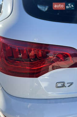 Позашляховик / Кросовер Audi Q7 2010 в 