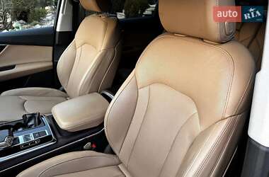 Позашляховик / Кросовер Audi Q7 2021 в 