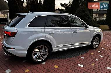 Позашляховик / Кросовер Audi Q7 2021 в 