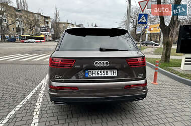 Позашляховик / Кросовер Audi Q7 2016 в 