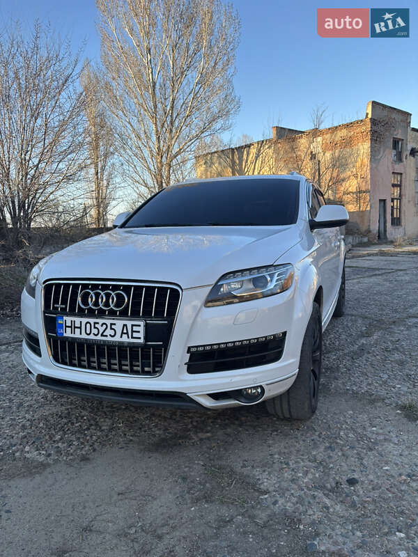 Внедорожник / Кроссовер Audi Q7 2015 в 