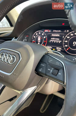 Позашляховик / Кросовер Audi Q7 2018 в 