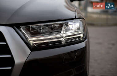 Позашляховик / Кросовер Audi Q7 2018 в 