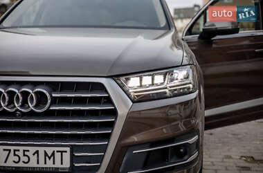 Позашляховик / Кросовер Audi Q7 2018 в 