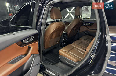 Внедорожник / Кроссовер Audi Q7 2016 в 