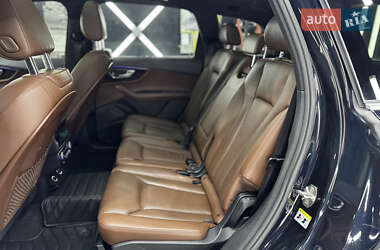 Внедорожник / Кроссовер Audi Q7 2016 в 