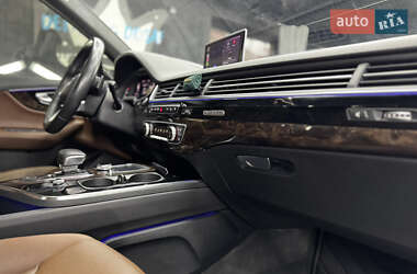 Внедорожник / Кроссовер Audi Q7 2016 в 