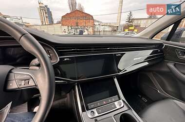 Позашляховик / Кросовер Audi Q7 2023 в 