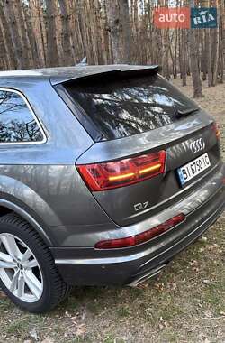 Внедорожник / Кроссовер Audi Q7 2015 в 