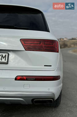 Позашляховик / Кросовер Audi Q7 2019 в 