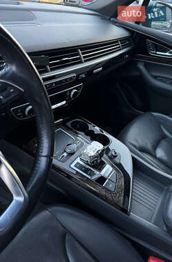 Внедорожник / Кроссовер Audi Q7 2016 в 