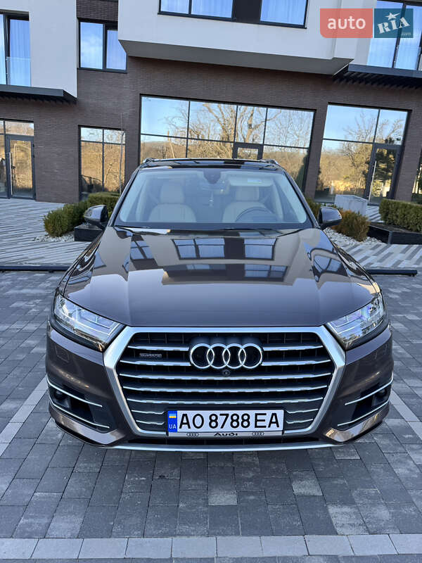 Позашляховик / Кросовер Audi Q7 2017 в Ужгороді