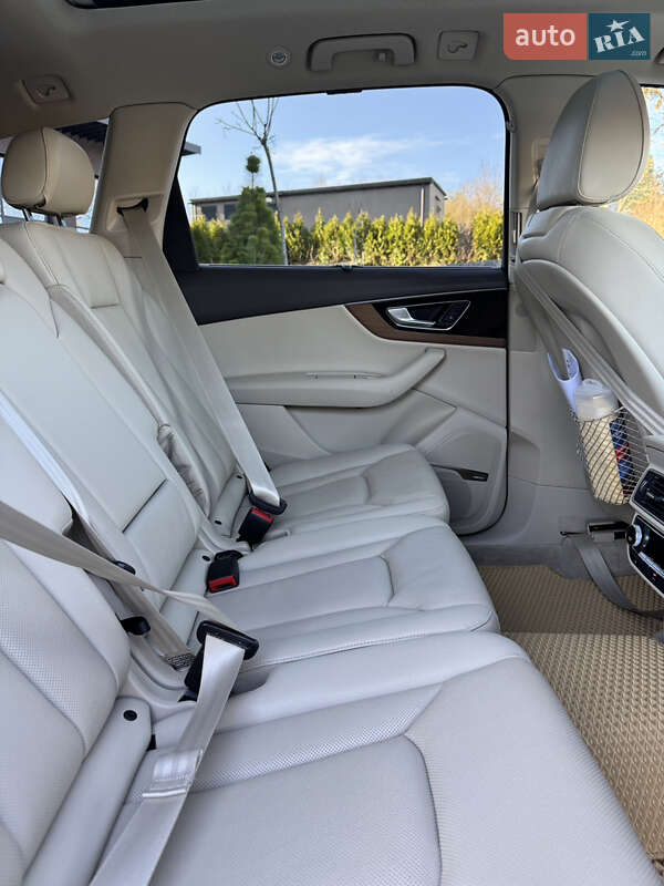 Позашляховик / Кросовер Audi Q7 2017 в Ужгороді