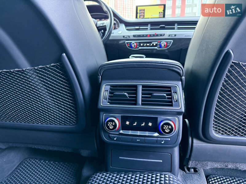 Позашляховик / Кросовер Audi Q7 2015 в Києві