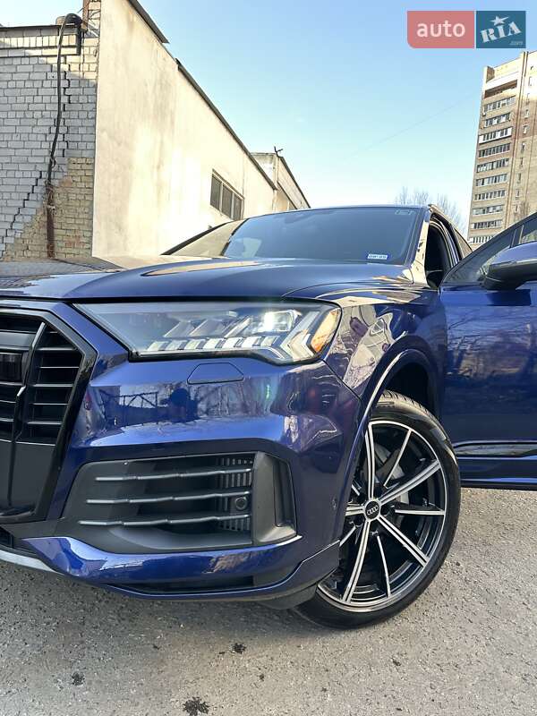 Позашляховик / Кросовер Audi Q7 2023 в 