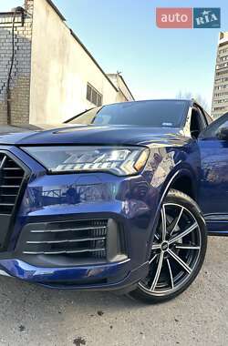Позашляховик / Кросовер Audi Q7 2023 в 