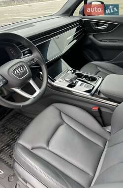 Позашляховик / Кросовер Audi Q7 2023 в 