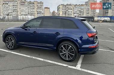 Позашляховик / Кросовер Audi Q7 2023 в 