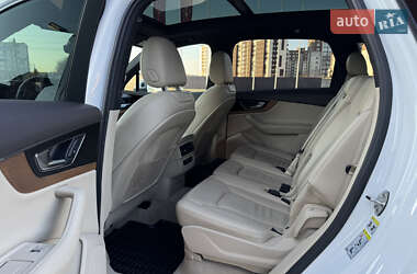 Внедорожник / Кроссовер Audi Q7 2016 в 