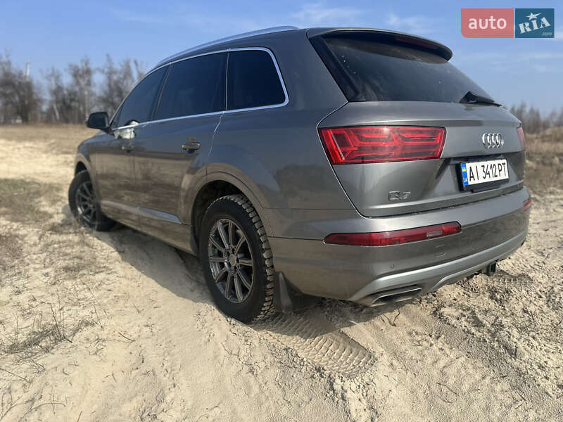 Внедорожник / Кроссовер Audi Q7 2017 в Барышевке