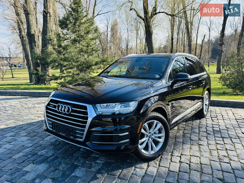 Внедорожник / Кроссовер Audi Q7 2016 в 