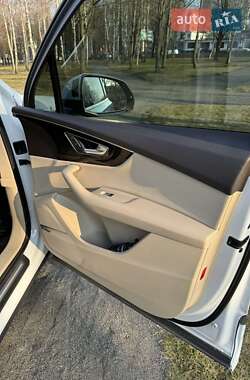 Внедорожник / Кроссовер Audi Q7 2017 в 