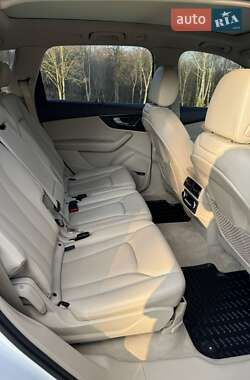 Внедорожник / Кроссовер Audi Q7 2017 в 