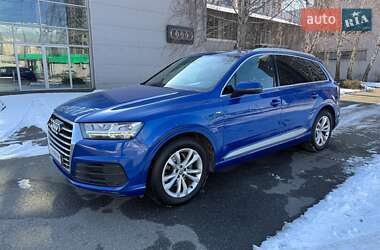 Внедорожник / Кроссовер Audi Q7 2016 в 