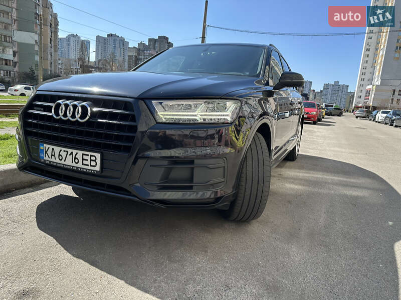 Внедорожник / Кроссовер Audi Q7 2016 в 