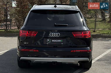 Позашляховик / Кросовер Audi Q7 2018 в 