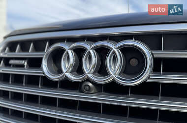 Позашляховик / Кросовер Audi Q7 2018 в 