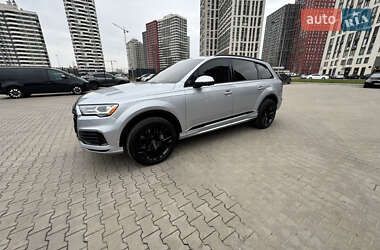 Позашляховик / Кросовер Audi Q7 2021 в 