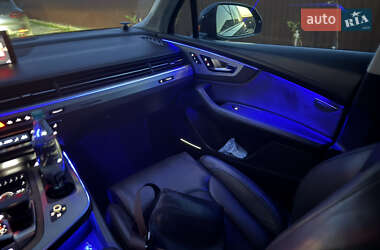 Позашляховик / Кросовер Audi Q7 2019 в 
