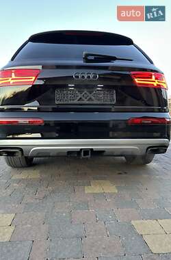 Внедорожник / Кроссовер Audi Q7 2016 в 
