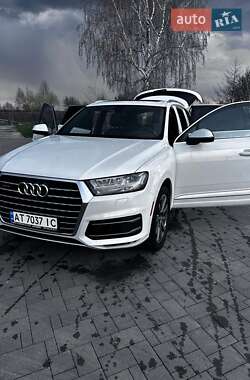 Внедорожник / Кроссовер Audi Q7 2016 в 