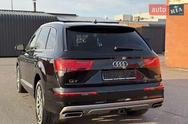 Позашляховик / Кросовер Audi Q7 2018 в 