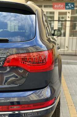 Позашляховик / Кросовер Audi Q7 2012 в 