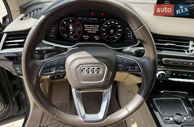Позашляховик / Кросовер Audi Q7 2018 в 