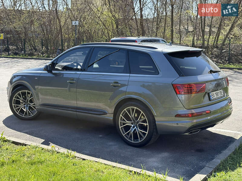 Внедорожник / Кроссовер Audi Q7 2017 в Каменец-Подольском