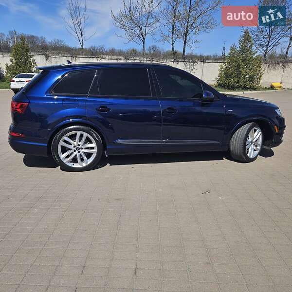 Позашляховик / Кросовер Audi Q7 2019 в 