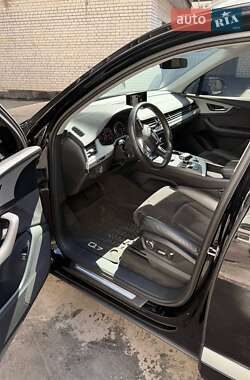 Внедорожник / Кроссовер Audi Q7 2017 в 