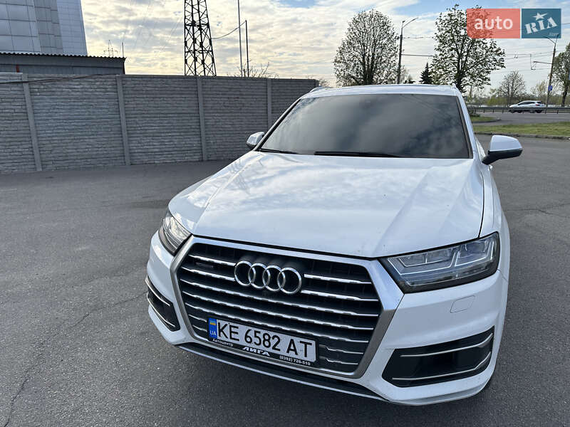 Позашляховик / Кросовер Audi Q7 2018 в 