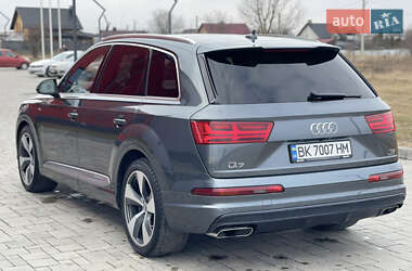 Внедорожник / Кроссовер Audi Q7 2015 в 
