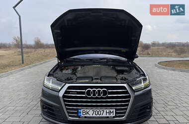Внедорожник / Кроссовер Audi Q7 2015 в 