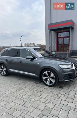Внедорожник / Кроссовер Audi Q7 2015 в 