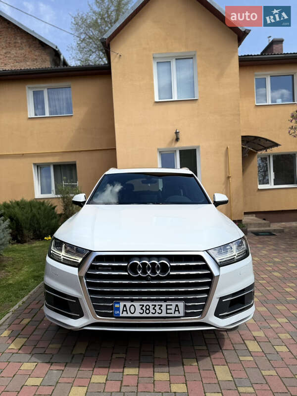 Внедорожник / Кроссовер Audi Q7 2017 в Ужгороде