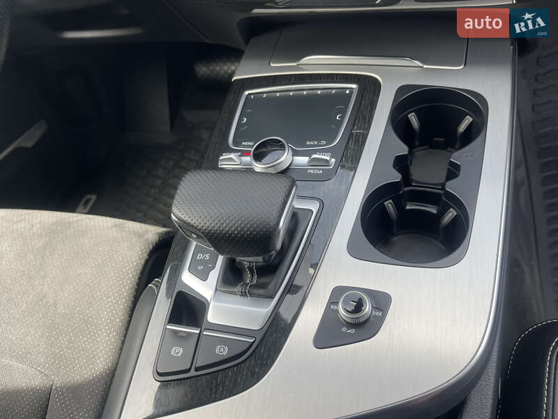 Внедорожник / Кроссовер Audi Q7 2015 в Киеве