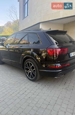 Внедорожник / Кроссовер Audi Q7 2017 в 