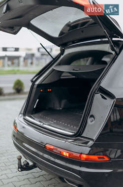 Внедорожник / Кроссовер Audi Q7 2016 в 