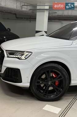 Внедорожник / Кроссовер Audi Q7 2022 в 